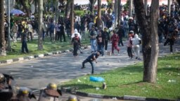 Warga melempari polisi dengan batu saat unjuk rasa memprotes rencana pemerintah untuk mengembangkan Pulau Rempang menjadi zona ekonomi yang didanai China, Batam, Kepulauan Riau, 11 September 2023. (Foto: Andaru/AFP)
