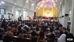 Suasana di dalam gereja ST Lidwina Bedog di desa Trihanggo, Sleman menjelang Misi Syukur yang dipimpin Uskup Agung Semarang. (Foto: VOA/Munarsih) 