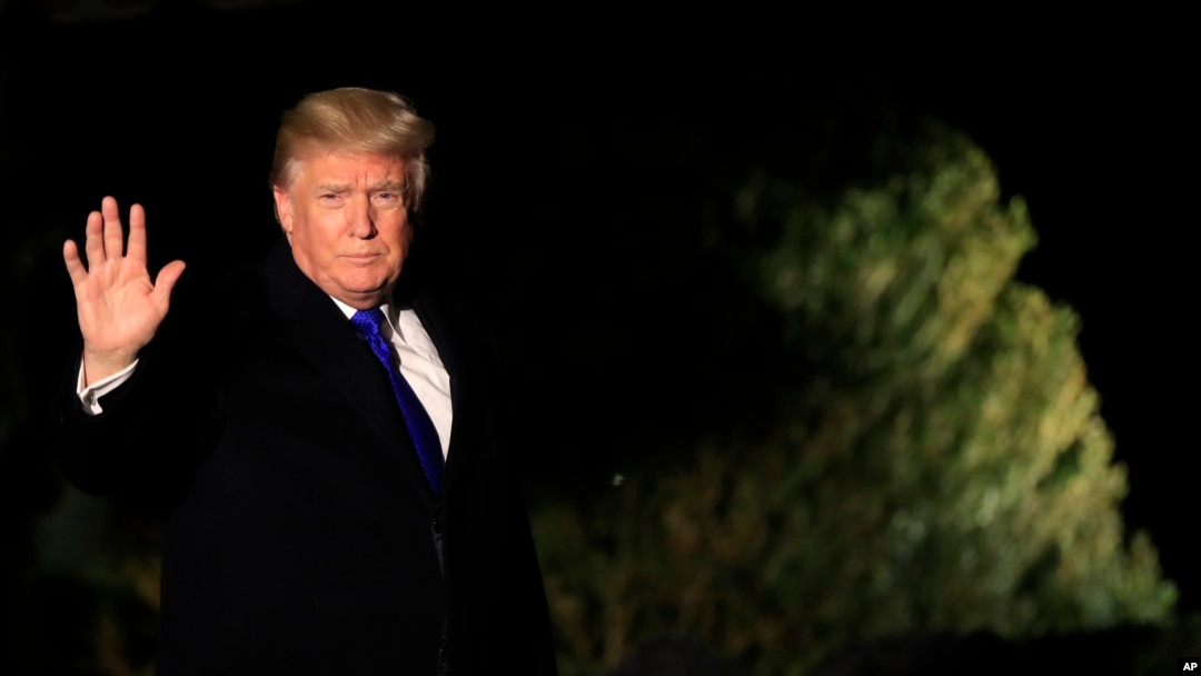 Perezida Donald Trump asezera asohotse ibiro White House i Washington, yerekeza mu nama i Davos mu Busuwisi, ukwezi kwa mbere, itariki 24, 2018.