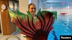 Pakar kebugaran Maija Mottonen dan sirip ikan duyungnya berpose di sebuah kolam renang di Espoo, Finlandia, 11 Januari 2019.