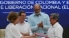 La representante del gobierno colombiano Vera Grabe, izquierda, y el comandante colombiano del grupo guerrillero ELN, Pablo Beltrán, intercambian su acuerdo de extensión del alto el fuego firmado en La Habana, Cuba, el martes 6 de febrero de 2024.