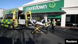 Seorang korban penikaman di supermarket Countdown, di Dunedin, Selandia Baru, didorong ke ambulans, 10 Mei 2021. (Otago Daily Times/ via REUTERS). Lima orang dilaporkan terluka dalam insiden tersebut.