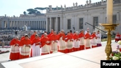 Prelados De la Iglesia católica romana toman parte de una ceremonia de creación de 21 cardenalatos, presidida por el papa Francisco, en la plaza San Pedro del Vaticano.