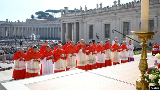 Prelados De la Iglesia católica romana toman parte de una ceremonia de creación de 21 cardenalatos, presidida por el papa Francisco, en la plaza San Pedro del Vaticano.