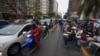 Estudiantes toman clases en la calle frente a la Facultad de Ciencias Económicas de la Universidad de Buenos Aires, Argentina, para protestar contra el veto del presidente Javier Milei a una mayor financiación para las universidades públicas, el lunes 14 de octubre de 2024. 