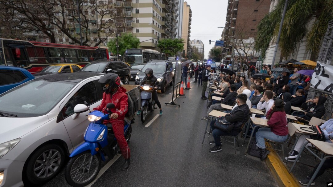 Estudiantes toman clases en la calle frente a la Facultad de Ciencias Económicas de la Universidad de Buenos Aires, Argentina, para protestar contra el veto del presidente Javier Milei a una mayor financiación para las universidades públicas, el lunes 14 de octubre de 2024. 