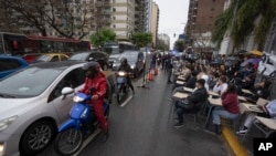 Estudiantes toman clases en la calle frente a la Facultad de Ciencias Económicas de la Universidad de Buenos Aires, Argentina, para protestar contra el veto del presidente Javier Milei a una mayor financiación para las universidades públicas, el lunes 14 de octubre de 2024. 