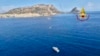 Esta imagen tomada de un video publicado por los bomberos italianos el lunes 19 de agosto de 2024 muestra una zona del mar cerca de Palermo, Sicilia, en el sur de Italia, donde se hundió un velero con bandera británica el lunes por la mañana. (Vigili del Fuoco via AP, HO)