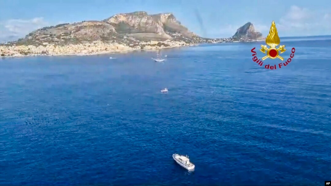 Esta imagen tomada de un video publicado por los bomberos italianos el lunes 19 de agosto de 2024 muestra una zona del mar cerca de Palermo, Sicilia, en el sur de Italia, donde se hundió un velero con bandera británica el lunes por la mañana. (Vigili del Fuoco via AP, HO)