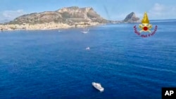 Esta imagen tomada de un video publicado por los bomberos italianos el lunes 19 de agosto de 2024 muestra una zona del mar cerca de Palermo, Sicilia, en el sur de Italia, donde se hundió un velero con bandera británica el lunes por la mañana. (Vigili del Fuoco via AP, HO)