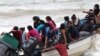 Migrantes venezolanos deportados regresan a una playa de Trinidad y Tobago el 24 de noviembre de 2020. Foto divugada por Reuters.