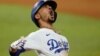 Muki Bets iz L. A. Dodžersa slavi houm ran protiv Tampa Bej Rejsa u osmom ining šeste utakmica finala MLB plej-ofa u Arlingtonu, u Teksasu (Foto: AP/Eric Gay)