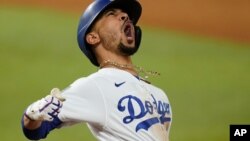 Muki Bets iz L. A. Dodžersa slavi houm ran protiv Tampa Bej Rejsa u osmom ining šeste utakmica finala MLB plej-ofa u Arlingtonu, u Teksasu (Foto: AP/Eric Gay)