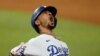ທ້າວ ມູກກີ ເບັຕສ໌ (Mookie Betts) ຂອງທີມ Los Angeles Dodgers ສະຫຼອງໄຊຊະນະ ຫຼັງຈາກຕີໂຮມຣັນ ໃນລະຫວ່າງຮອບທີ 8 ໃນເກມທີ 6 ຂອງການແຂ່ງກັບທີມ ແທມປາ ເບ (Tampa Bay Rays) ໃນ World Series ເມື່ອວັນອັງຄານ ທີ 27 ຕຸລາ 2020, ທີ່ເມືອງອາຣລິງຕັນ ລັດເທັກຊັສ. (AP Photo/Eric Gay)