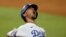 ທ້າວ ມູກກີ ເບັຕສ໌ (Mookie Betts) ຂອງທີມ Los Angeles Dodgers ສະຫຼອງໄຊຊະນະ ຫຼັງຈາກຕີໂຮມຣັນ ໃນລະຫວ່າງຮອບທີ 8 ໃນເກມທີ 6 ຂອງການແຂ່ງກັບທີມ ແທມປາ ເບ (Tampa Bay Rays) ໃນ World Series ເມື່ອວັນອັງຄານ ທີ 27 ຕຸລາ 2020, ທີ່ເມືອງອາຣລິງຕັນ ລັດເທັກຊັສ. (AP Photo/Eric Gay)