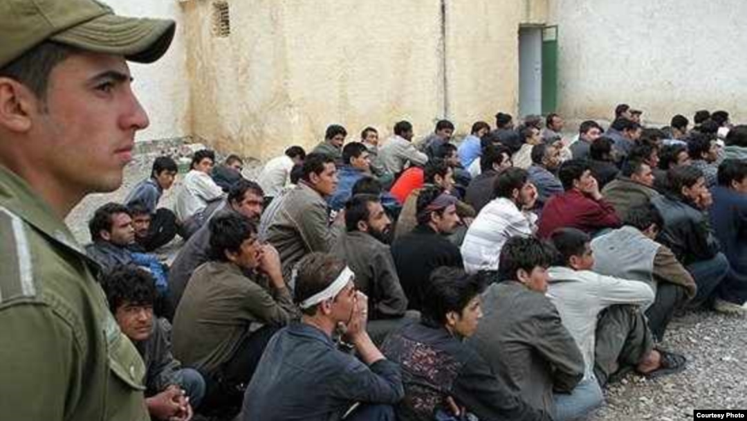 افغان های مهاجر در یک اردوگاه مهاجرین در ایران