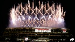 Perayaan kembang api menandai pembukaan Olimpiade Tokyo 2020 di Stadion Nasional di Tokyo, Jepang hari Jumat 23/7. (Foto: AP/Shuji Kajiyama)