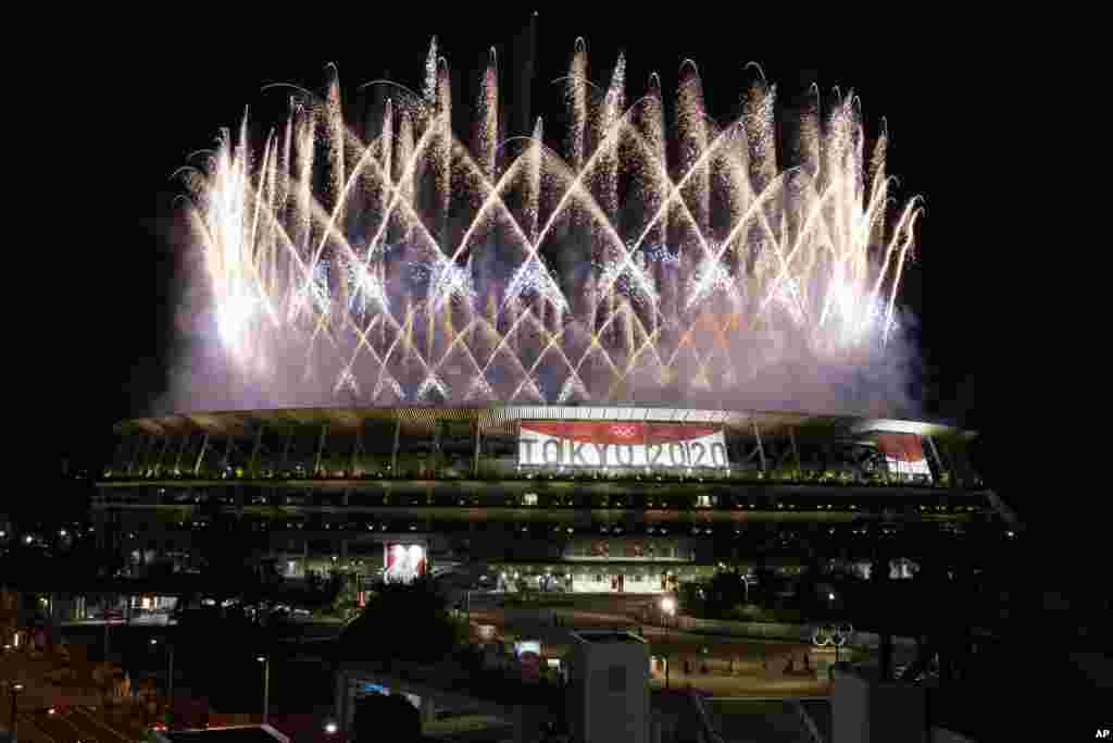 Perayaan kembang api di Stadion Nasional&nbsp;menandai dibukanya secara resmi Olimpiade Tokyo 2020 yang tertunda pelaksanaannya akibat pandemi COVID-19 di Tokyo, Jepang Jumat (23/7). (Foto: AP /Shuji Kajiyama)