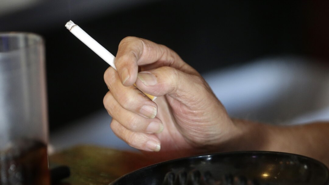 is brad pitt a cigarette smoker Brad Pitt Describes His Movie Nights with David Fincher