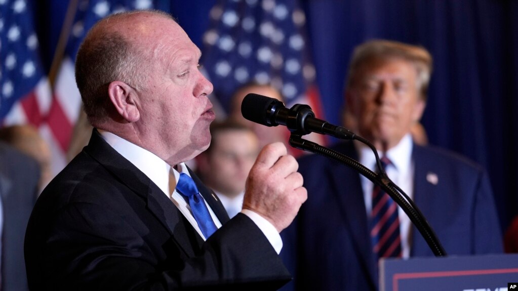 ARCHIVO - Tom Homan habla mientras el expresidente Donald Trump escucha en una fiesta de la noche de las elecciones primarias en Nashua, New Hampshire, el 23 de enero de 2024.
