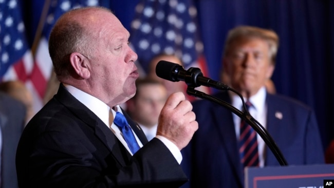 ARCHIVO - Tom Homan habla mientras el expresidente Donald Trump escucha en una fiesta de la noche de las elecciones primarias en Nashua, New Hampshire, el 23 de enero de 2024.