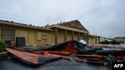 El techo de una sucursal del banco Wells Fargo yace en el suelo tras el impacto de un tornado provocado por el huracán Milton en Cocoa Beach, Florida, el 10 de octubre de 2024.