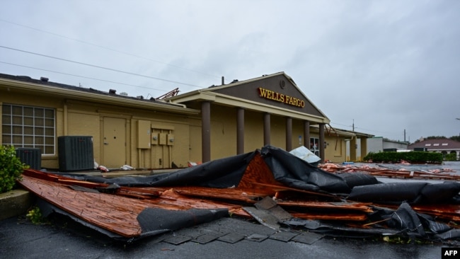 El techo de una sucursal del banco Wells Fargo yace en el suelo tras el impacto de un tornado provocado por el huracán Milton en Cocoa Beach, Florida, el 10 de octubre de 2024.