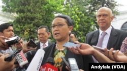 Menteri Luar Negeri Retno Marsudi menjelaskan soal kerjasama bilateral Indonesia-Singapura di kompleks Istana Kepresidenan, 24 November 2015. (Foto: VOA/Andylala).