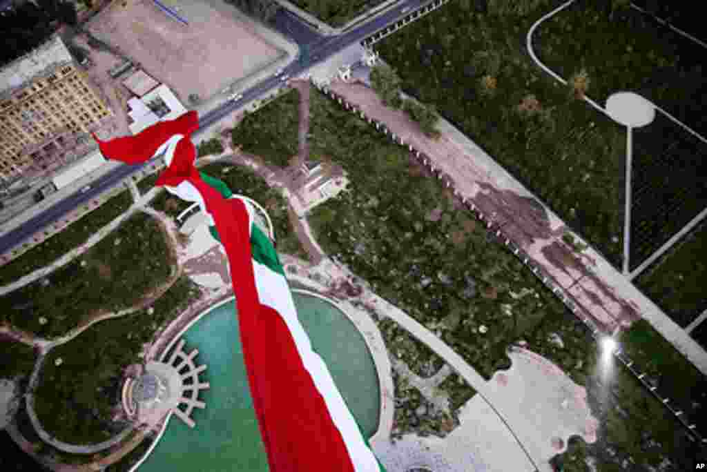 The view from the world's tallest flagpole with the Tajik flag waving below in Dushanbe, Tajikistan, September 29, 2011. –VOA Photo Y. Weeks