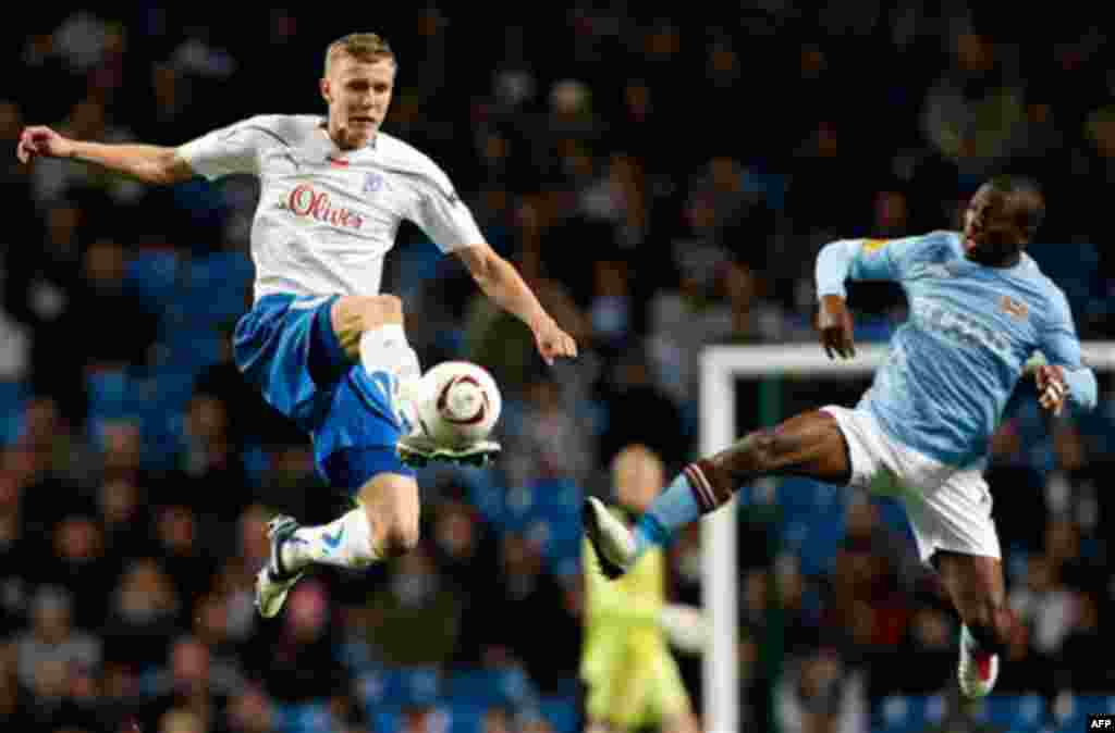 Manchester City's Shaun Wright-Phillips, right, vies for the ball against Lech Poznan's Kamil Drygas during their Europa League soccer match at the City of Manchester Stadium, Manchester, England, Thursday Oct. 21, 2010. (AP Photo/Tim Hales)