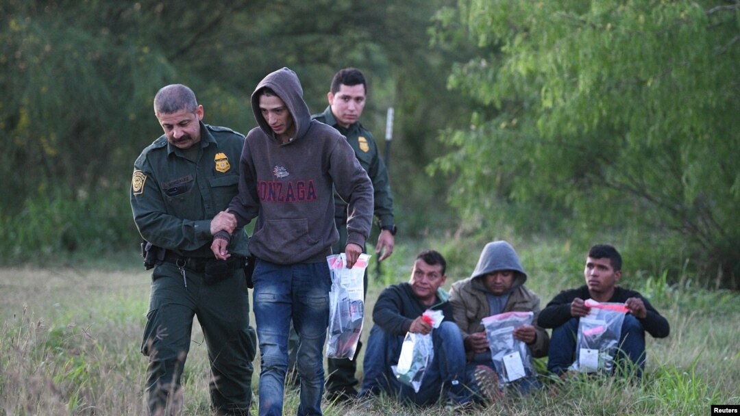 ARSIP - Agen-agen Patroli Perbatasan AS menangkap kaum migran yang tidak dilengkapi dokumen setelah melintasi perbatasan secara ilegal di perbatasan AS-Meksiko di Mission, Texas, AS, 9 April 2019 (foto: Reuters/Loren Elliott)