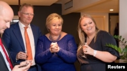 Ra'isulwasaaraha Norway Erna Solberg, gabadheeda Ingrid Solberg Finnes iyo lataliye Sgbjorn Aanes, Oslo, Norway, Sept. 11, 2017.