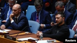 El presidente de Ucrania, Volodymyr Zelenskyy, y el ministro de Asuntos Exteriores de Francia, Jean-Noel Barrot, asisten a una reunión del Consejo de Seguridad, el martes 24 de septiembre de 2024, en la sede de la ONU. Julia Demaree Nikhinson/Pool vía REUTERS