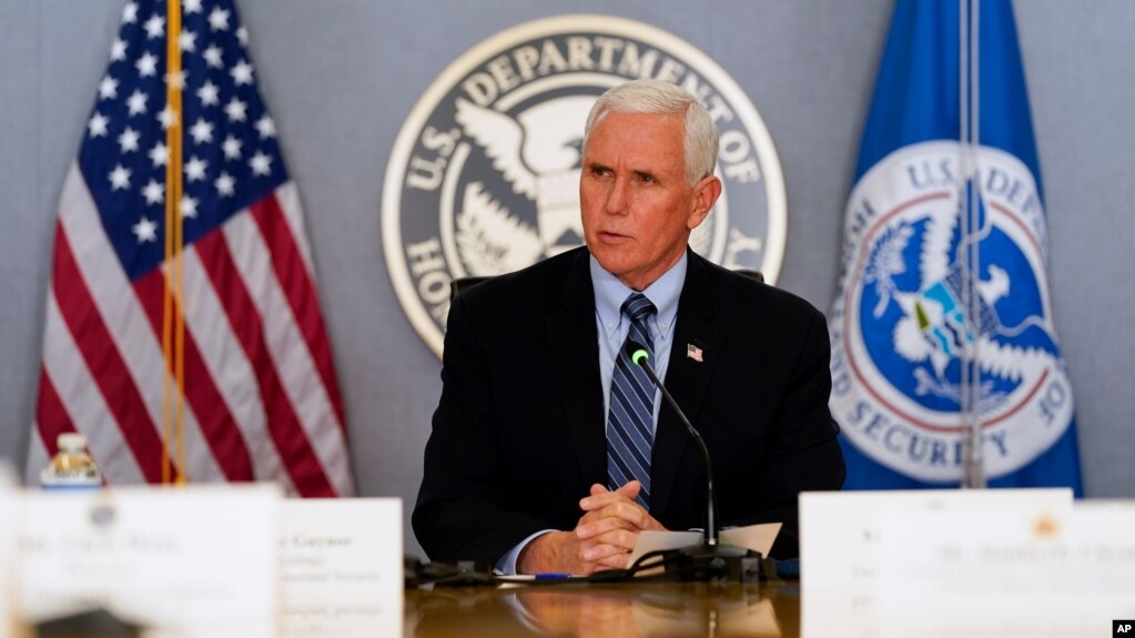 Nënpresidenti Pence gjatë një takimi për inaugurimin presidencial të zhvilluar në shtabin e FEMA-s në Uashington (14 janar 2021)