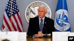 Nënpresidenti Pence gjatë një takimi për inaugurimin presidencial të zhvilluar në shtabin e FEMA-s në Uashington (14 janar 2021)