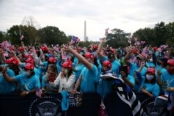 نمایی از حضور هواداران پرزیدنت ترامپ در مقابل کاخ سفید