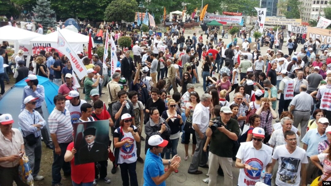 Protes anti pemerintah berlanjut di taman Gezi, Lapangan Taksim, Istanbul, Turki, Kamis (6/6). 