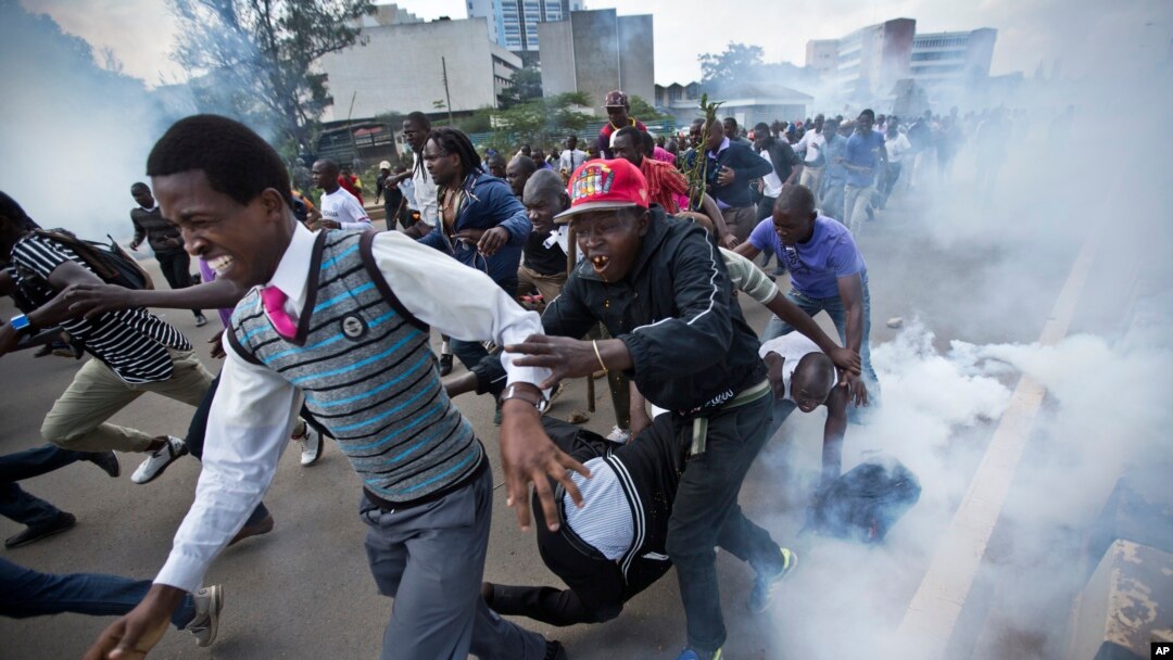 Abaporisi barwanya imigumuko muri Kenya bacucagira ivyuka bikoroza amosozi mu banyagihugu. 