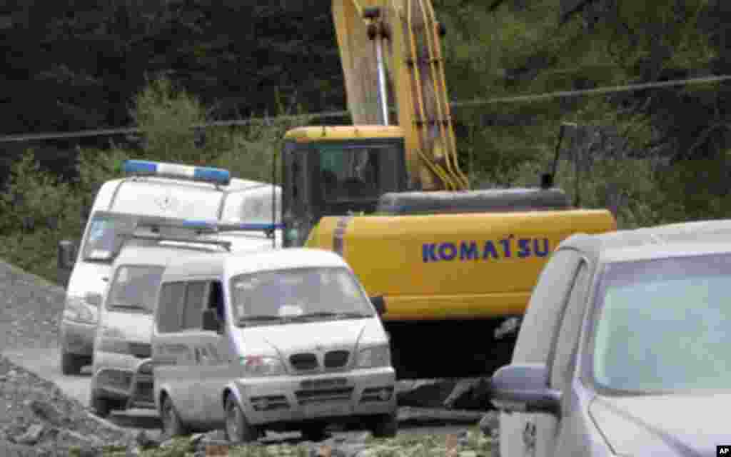 其它车辆绕过挖土机从我们身边驶过(2)