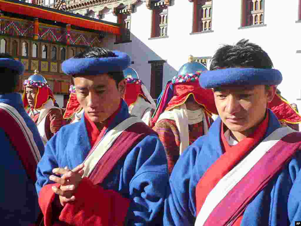 Performers at the coronation (Photo/VOA - S. Herman)