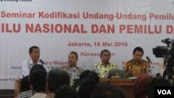 Pengamat Politik LIPI (Tengah) Syamsuddin Haris, Guru Besar Fakultas Hukum Universitas Andalas Padang, Saldi Isra dan Ketua Perludem Didik Supriyanto dalam diskusi pemilu di kantor PP Muhammadiyah Rabu (18/5). ( VOA/ Fathiyah Wardah)