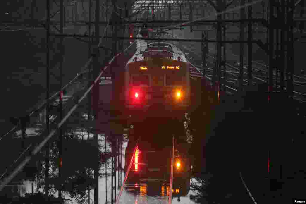 شدید بارش سے متاثرہ ایک ٹرین اسٹیشن پر کھڑی ہے۔ ممبئی میں بارشوں کے سبب ریلوے نظام بری طرح متاثر ہے۔ ٹرینیں تاخیر کا شکار ہیں جبکہ متعدد ریل گاڑیاں روانہ ہی نہیں ہو سکیں۔