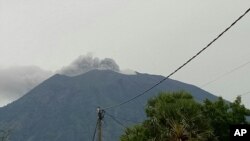 Gunung Agung menyemburkan asap vulkanik dan abu dari kawahnya seperti yang terlihat dari Tulamben, Bali, Indonesia, Selasa, 21 November 2017. (Foto: dok).