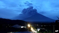 印尼巴厘岛阿贡山火山喷发的景象 （2017年11月28日）