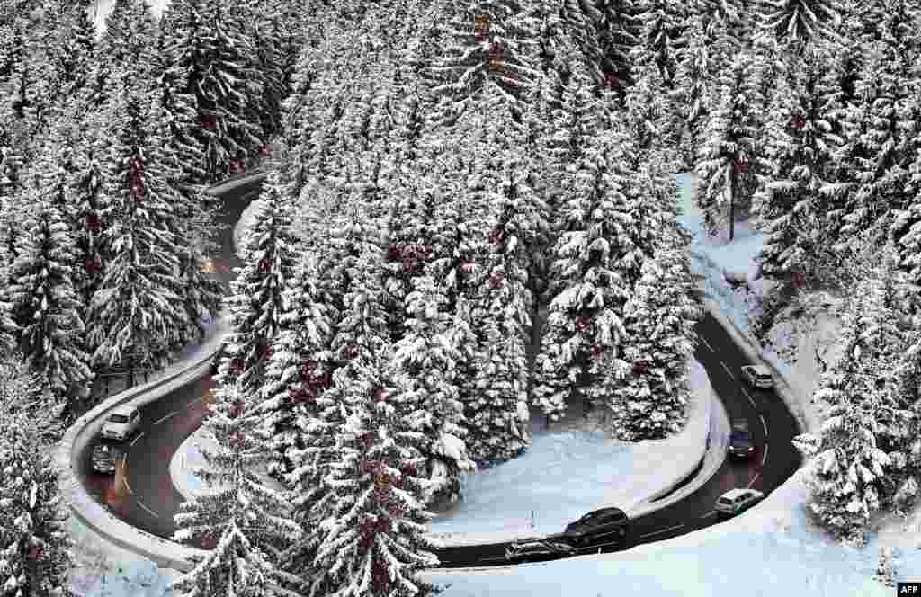 رانندگی در حاشیه جاده پوشیده از برف در جنوب آلمان &nbsp;