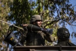 ITentara Israel memuat amunisi ke Armored Personnel Carrier (APC) di lapangan pertempuran dekat perbatasan Israel-Gaza, Jumat, 14 Mei 2021. (Foto: AP/Tsafrir Abayov)