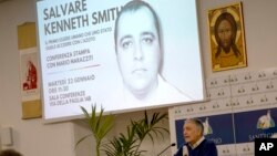 Mario Marazziti, a cargo del grupo de defensa de la pena de muerte de Sant' Egidio, habla con los periodistas durante una conferencia de prensa en Roma, el martes 23 de enero de 2024. En el póster, la imagen de Kenneth Eugene Smith.