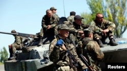 Ukraina askarlari mamlakat sharqidagi Mariupol shahrida, 7-mart, 2014-yil.