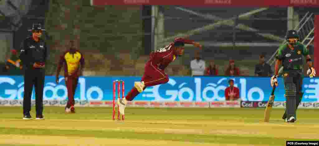 سیریز کے تینوں میچ کراچی کے نیشنل اسٹیڈیم میں ہی کھیلے جائیں گے۔