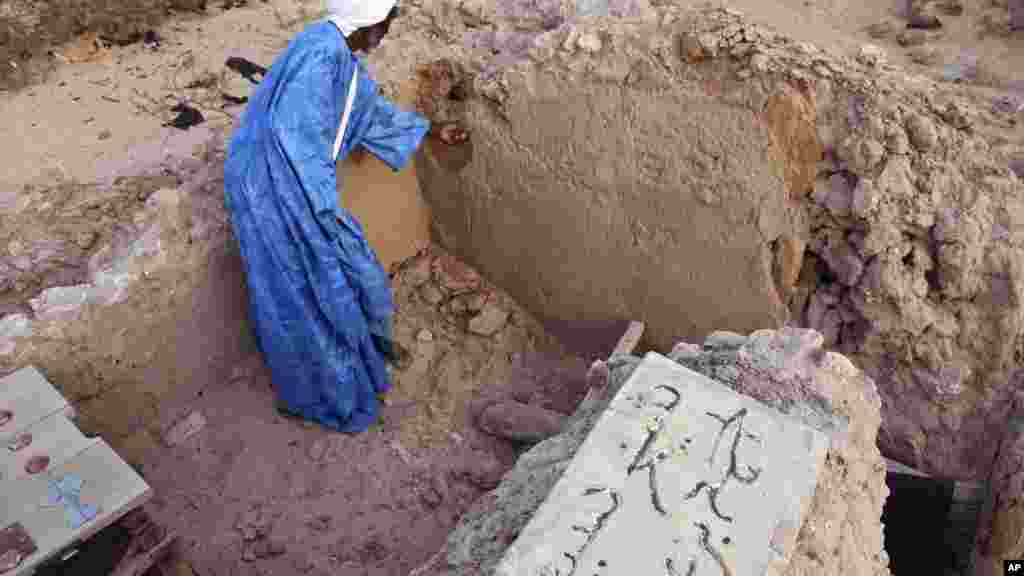 Le chef de maçon Alassane Ramiya examine une tombe après l&#39;attaque à Tombouctou, au Mali, le 4 avril 2014.